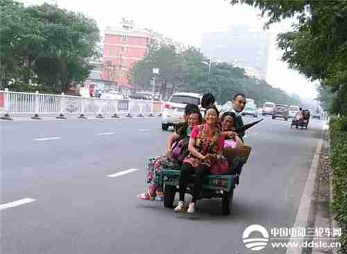 电动三轮车如此载人好危险